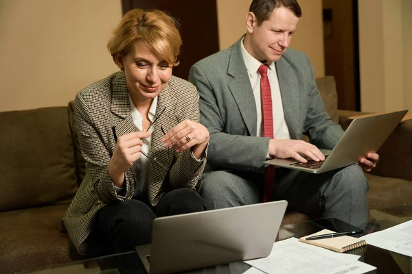 Man Vrouw Zakelijke Pakken Zitten Met Laptops Een Zachte Bank — Stockfoto