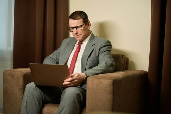 Homem Meia Idade Senta Com Laptop Uma Cadeira Macia Homem — Fotografia de Stock