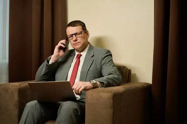 Serious Middle Aged Businessman Communicates Mobile Phone Man Sits Laptop — Stock Photo, Image