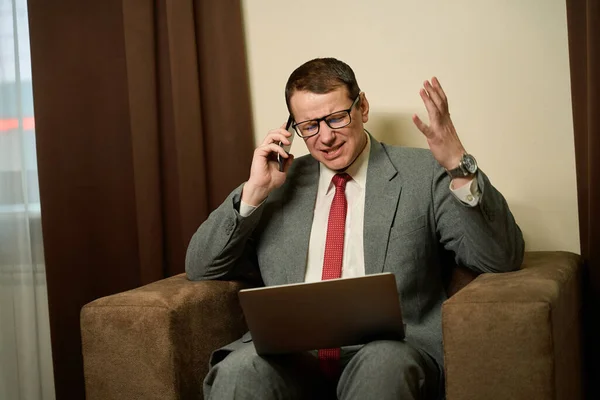 Wütender Geschäftsmann Mittleren Alters Kommuniziert Emotional Handy Mann Sitzt Mit — Stockfoto