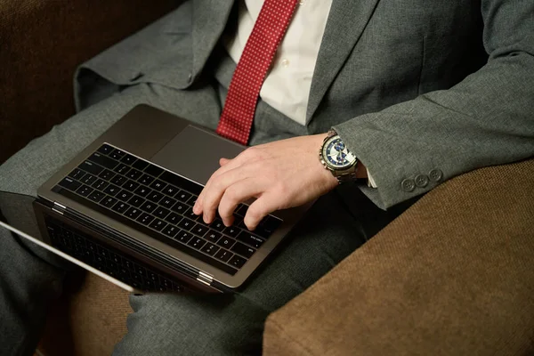 Man Kostym Sitter Med Laptop Mjuk Stol Man Dyr Klocka — Stockfoto