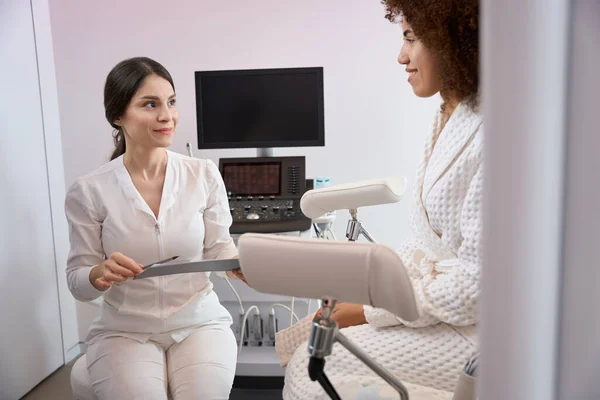 Lady Siting Chair Clinic Office Talking Gynecologist — Stock Photo, Image