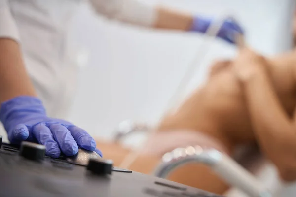 乳腺超声检查仪器 背景下的女性患者 — 图库照片