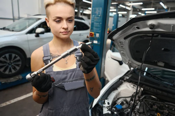 Mecânico Feminino Caucasiano Macacão Trabalho Segurando Chave Enquanto Fixa Carro — Fotografia de Stock