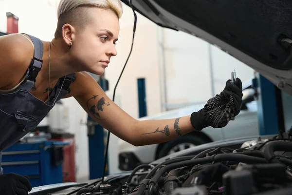 Erfarna Kvinnliga Mekaniker Med Snygga Tatueringar Bär Handskar Fastställande Auto — Stockfoto