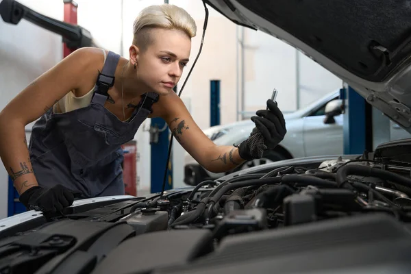Trabalhador Feminino Empregado Entusiasticamente Olhando Para Detalhes Durante Reparação Carro — Fotografia de Stock
