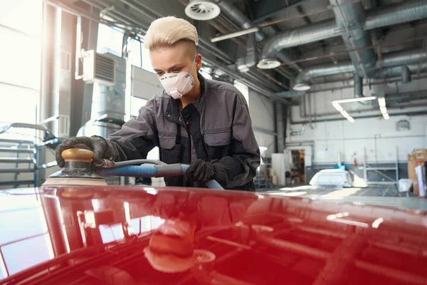 Trabalhador Serviço Mulher Diligente Carro Polimento Uniforme Protetor Durante Auto — Fotografia de Stock