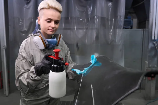 Mitarbeiterin Schutzkleidung Reinigt Karosserieelement Mit Spray Und Lappen Bei Auto — Stockfoto