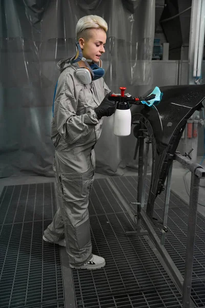 Pretty Female Disinfection Technician Work Clothing Respirator Neck Washing Auto — Stock Photo, Image
