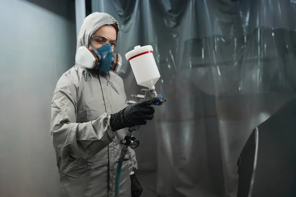Professional Female Engineer Protective Workwear Lost Thought While Spraying Paint — Stock Photo, Image