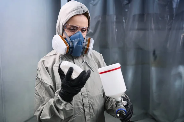 Trabajadora Profesional Ropa Trabajo Protectora Respirador Comprobando Cantidad Pintura Aerógrafo — Foto de Stock