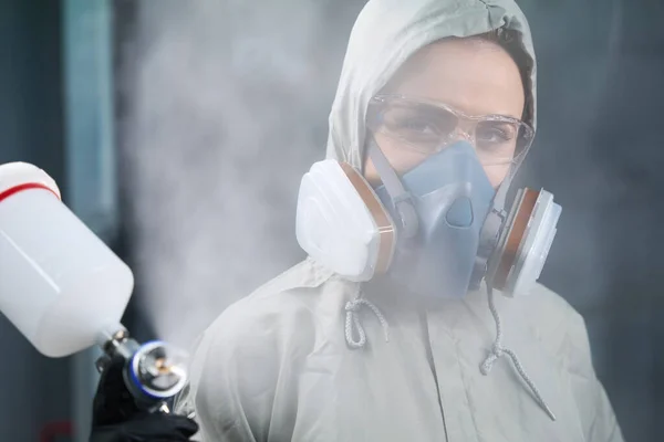 Retrato Empleada Diligente Respirador Gafas Mirando Usando Spray Cámara — Foto de Stock