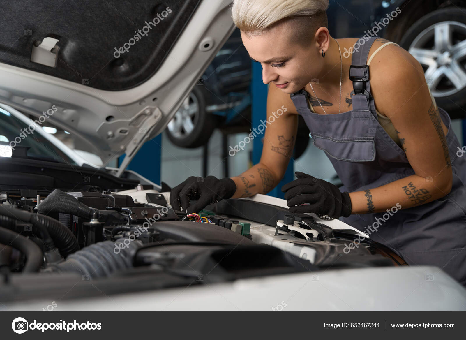 Mujer Joven Mono Trabajo Repara Motor Coche Trabajador Utiliza