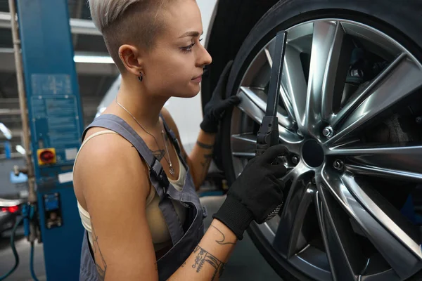 Jovem Mulher Carro Mecânico Trabalha Com Uma Roda Carro Ela — Fotografia de Stock