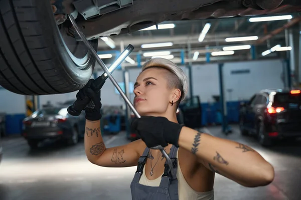 Mecânico Carro Inspeciona Fundo Carro Levantado Elevador Uma Mulher Usa — Fotografia de Stock