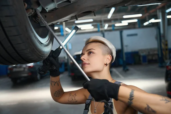Vrouw Werkt Met Een Auto Opgegroeid Een Lift Meester Maakt — Stockfoto