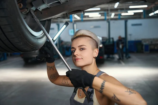 Yerinde Çalışan Güzel Bir Kadın Asansörde Araba Tamir Ediyor Koruyucu — Stok fotoğraf