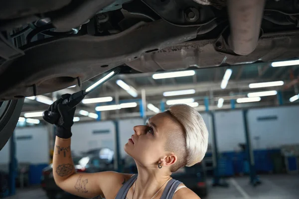 Woman Auto Repairman Inspects Bottom Car Raised Lift Master Uses — Stock Photo, Image