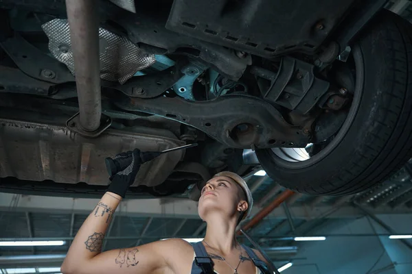 Joven Mujer Reparación Automóviles Repara Coche Levantado Ascensor Especial Profesional —  Fotos de Stock