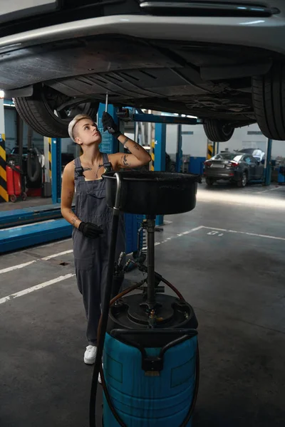 Auto Réparateur Draine Huile Voiture Avec Dispositif Spécial Femme Travaille — Photo