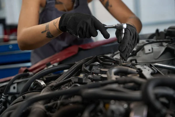 Meester Het Benzinestation Repareert Automotor Werknemer Gebruikt Een Speciaal Gereedschap — Stockfoto