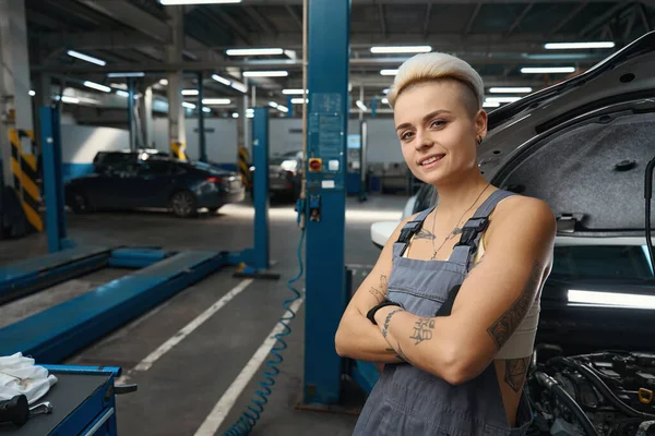 Cute Kobieta Auto Repairman Stoi Miejscu Pracy Skrzynce Roboczej Nowoczesny — Zdjęcie stockowe