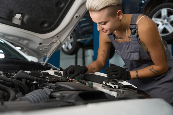 Junge Frau Arbeitskleidung Repariert Einen Automotor Ein Arbeiter Benutzt Schutzhandschuhe — Stockfoto