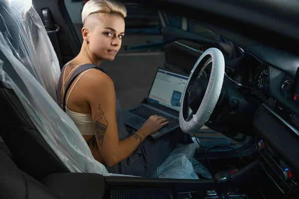 Automechanikerin Sitzt Autoinnenraum Geschützt Durch Abdeckungen Mit Laptop Frau Mit — Stockfoto