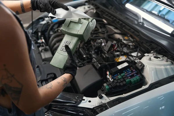 Auto Reparatör Använder Speciell Skanner Sitt Arbete Kvinnliga Verk Skyddshandskar — Stockfoto