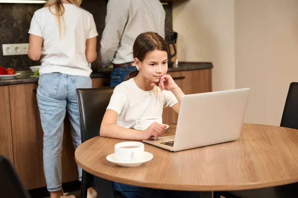 Menina Está Sentada Mesa Com Laptop Cozinha Chá Beber Fundo — Fotografia de Stock