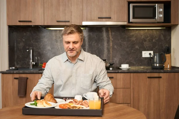 Volwassen Man Zit Aan Tafel Keuken Voor Hem Een Dienblad — Stockfoto