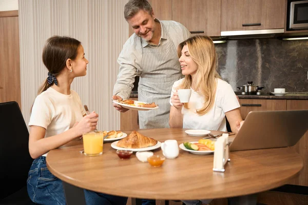 Nette Frau Mit Ihrem Kleinen Mädchen Sitzen Tisch Der Küche — Stockfoto