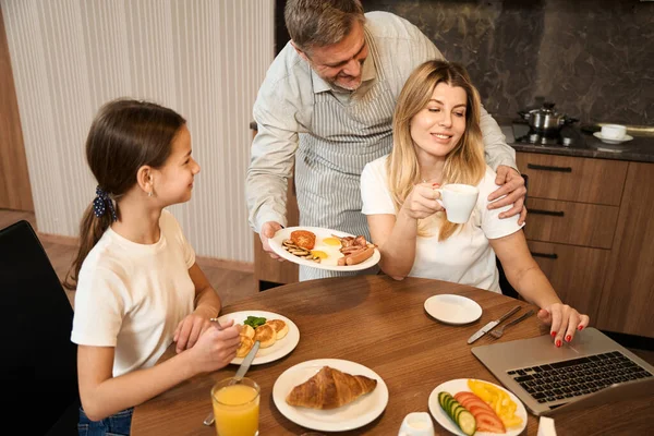 Nette Frau Mit Ihrem Kleinen Mädchen Sitzen Tisch Der Küche — Stockfoto