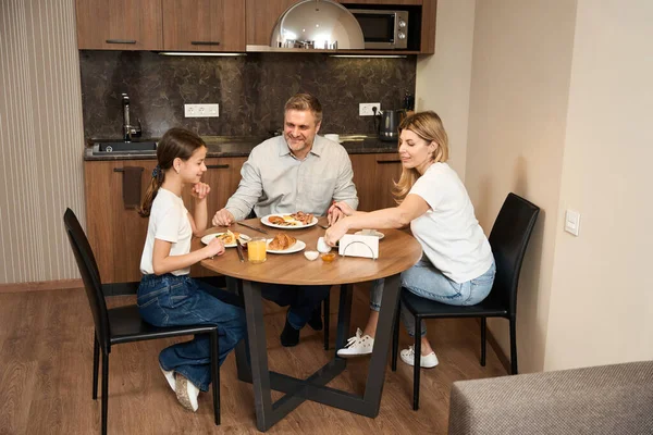 Nette Frau Mann Und Kleines Mädchen Sitzen Tisch Der Küche — Stockfoto