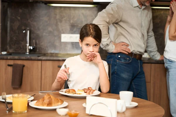 Miúda Perturbada Fêmea Está Sentada Mesa Cozinha Comendo Bebendo Pais — Fotografia de Stock