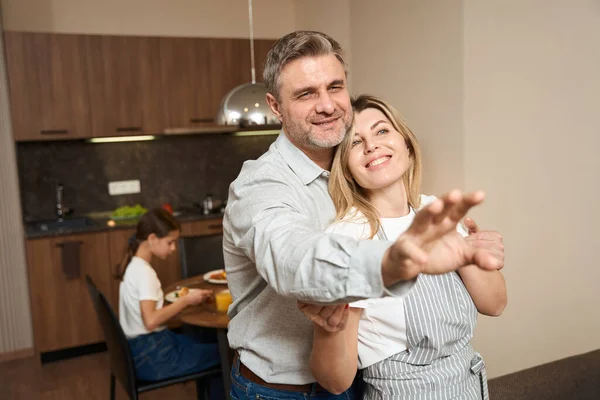 Homem Agradável Mulher Sorridente Estão Abraçando Falando Sobre Sonhos Cozinha — Fotografia de Stock