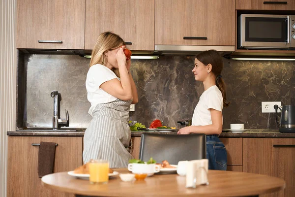 Linda Hija Hermosa Madre Están Haciendo Comida Juntos Cocina Habitación —  Fotos de Stock