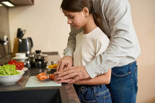 Otec Pomáhá Dívce Krájet Rajčata Snídani Kuchyni Talíře Výrobky Jsou — Stock fotografie