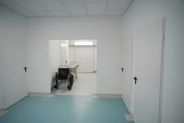 Mobil Postoperativ Säng Och Rullstol Finns Rymlig Ljus Sjukhuskorridor — Stockfoto