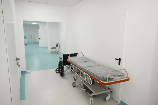 Mobil Postoperativ Säng Och Rullstolsställ Sjukhuskorridoren Rummet Ljust Och Rent — Stockfoto