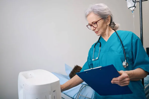 Ärztin Bereitet Ein Modernes Gerät Für Die Untersuchung Einer Patientin — Stockfoto
