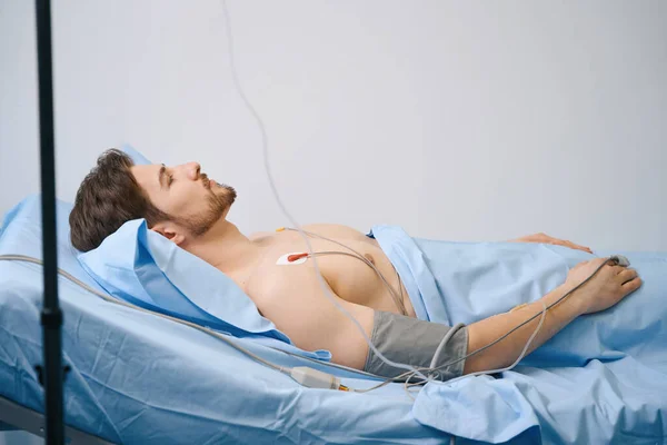 Pria Berjenggot Pada Pemeriksaan Departemen Kardiologi Terhubung Peralatan Modern — Stok Foto