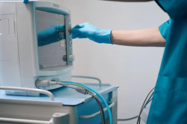 Läkare Arbetar Med Ultraljudsmaskin Ett Diagnostikcenter Man Skyddshandskar — Stockfoto