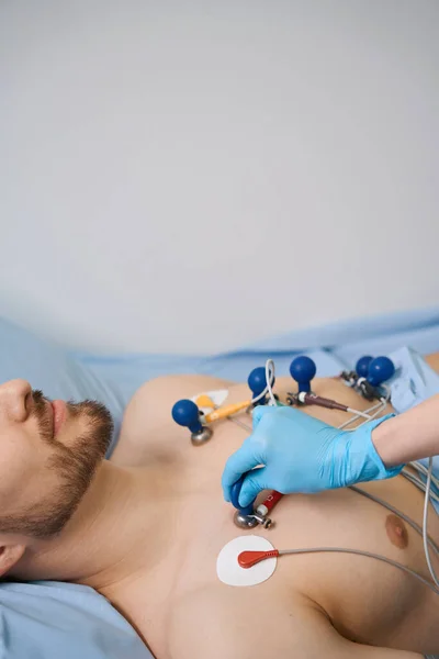 Kardiolog Dalam Sarung Tangan Pelindung Menempelkan Cangkir Penghisap Kardiograf Kepada — Stok Foto