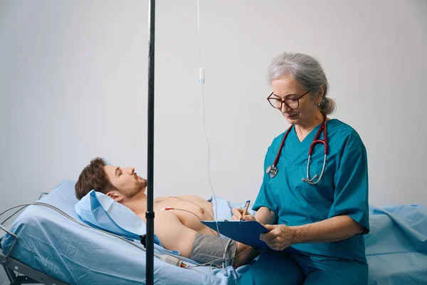 Paciente Joven Encuentra Bajo Gotero Con Torso Desnudo Médico Edad — Foto de Stock