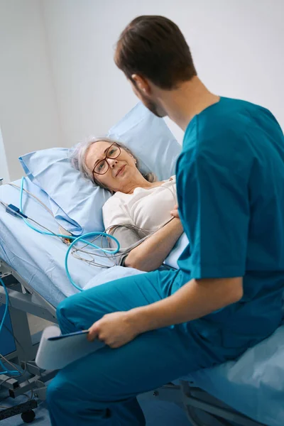 Donna Matura Trova Letto Ospedale Sotto Contagocce Collegata Monitor Paziente — Foto Stock