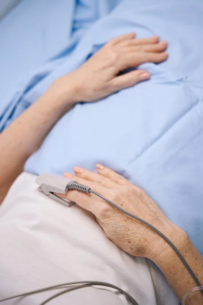 高齢者の女性は 心臓科の病院のベッドの上にあり 彼女は現代的な機器に接続されています — ストック写真