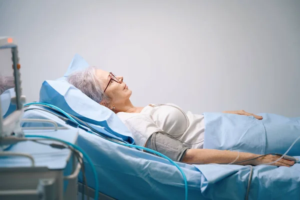 Patienten Ligger Sjukhussäng Kardiologavdelningen Hon Ansluten Till Modern Utrustning — Stockfoto