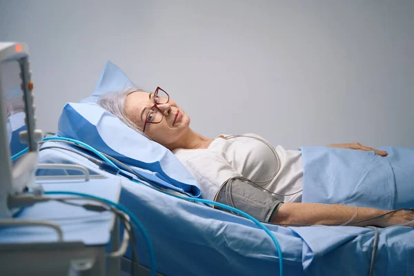 Kvinnan Undersöks Modern Kardiologi Avdelning Hon Ansluten Till Patientmonitor — Stockfoto