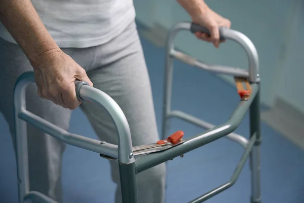 Äldre Patienter Flyttar Med Vandrare Längs Sjukhuskorridoren Kvinna Bekväma Kläder — Stockfoto